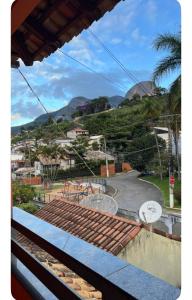 Nespecifikovaný výhled na hory nebo výhled na hory při pohledu z prázdninového domu