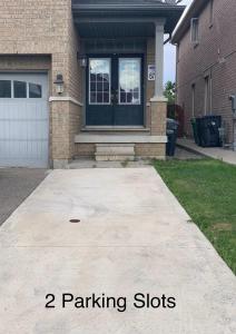 Φωτογραφία από το άλμπουμ του 4BR Luxury Styled Home 2 parking σε Μισισάουγκα