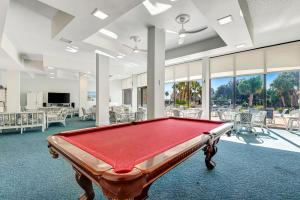 Et tv og/eller underholdning på Luxury Bayside Condo – Pool, Tennis & Marina