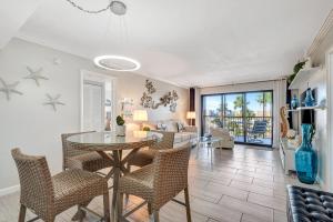 Et opholdsområde på Luxury Bayside Condo – Pool, Tennis & Marina