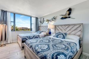 En eller flere senge i et værelse på Luxury Bayside Condo – Pool, Tennis & Marina + 42 billeder