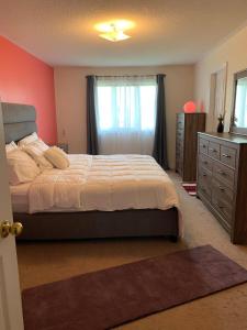 Ένα ή περισσότερα κρεβάτια σε δωμάτιο στο 4BR Luxury Styled Home 2 parking