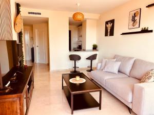 un salon avec un canapé et une table dans l'établissement Cosy & Moderne appartement vue mer, à Finestrat