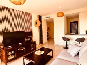 un salon avec un canapé et une table dans l'établissement Cosy & Moderne appartement vue mer, à Finestrat 18 autres photos