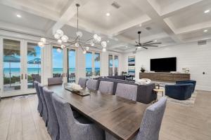 シーグローブ・ビーチにあるSeaside Serenityのテーブルと椅子とテレビのあるダイニングルーム