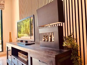 Cette chambre dispose d'une télévision et d'un miroir sur une table. dans l'établissement Cosy & Moderne appartement vue mer, à Finestrat