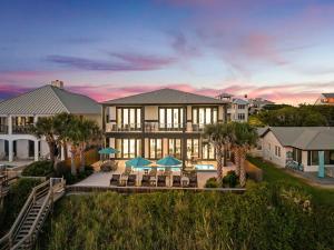 シーグローブ・ビーチにあるSeaside Serenityのプール付きの家の航空写真