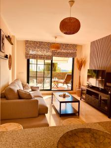 un salon avec un canapé et une table dans l'établissement Cosy & Moderne appartement vue mer, à Finestrat