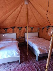 Postel nebo postele na pokoji v ubytování Desert Soul Camp Oman