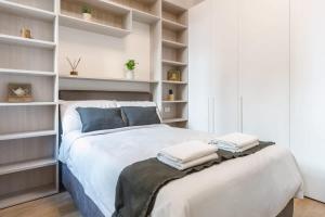 Ένα ή περισσότερα κρεβάτια σε δωμάτιο στο Bright & Modern 4 bedrooms Apartment in Center