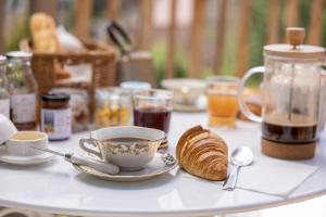 een tafel met een kopje koffie en een croissant bij Le Silo du Domaine des Ecus d'Or in Veuvey-sur-Ouche +15 foto's
