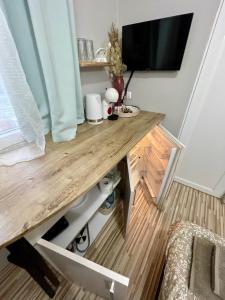 Μια τηλεόραση ή/και κέντρο ψυχαγωγίας στο -The Conch- Room with Private Entrance and Bathroom