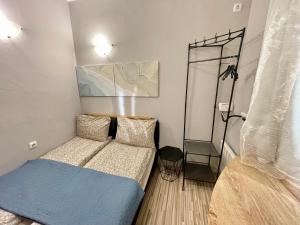 Ένα ή περισσότερα κρεβάτια σε δωμάτιο στο -The Conch- Room with Private Entrance and Bathroom +7 φωτογραφίες