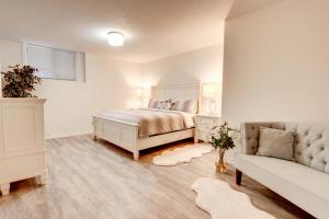 a bedroom with a bed and a couch at Cozy Lakeview Retreat in Kettle Valley in Kelowna