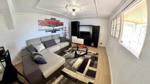 un salon avec un canapé et une télévision à écran plat dans l'établissement Casa Borboleta, à Arco da Calheta