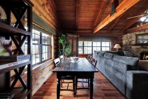 ein Esszimmer mit Tisch und Couch in der Unterkunft Canyon Lake Haven Cabin Hot Tub Yard Bbq Fire Pit in Canyon Lake