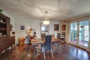 ein Esszimmer mit Tisch und Stühlen in der Unterkunft Mtn Cottage with Fire Pit in Montezuma! in Montezuma