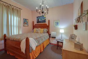 ein Schlafzimmer mit einem Bett, einer Kommode und einem Tisch in der Unterkunft Mtn Cottage with Fire Pit in Montezuma! in Montezuma