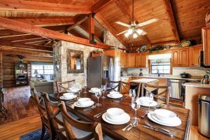 ein Esszimmer und eine Küche mit Tisch und Stühlen in der Unterkunft Canyon Lake Haven Cabin Hot Tub Yard Bbq Fire Pit in Canyon Lake
