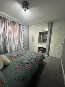 Ένα ή περισσότερα κρεβάτια σε δωμάτιο στο Midnight Stays