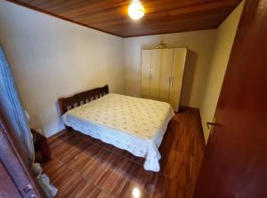 Ένα ή περισσότερα κρεβάτια σε δωμάτιο στο Sítio dos Lagos +34 φωτογραφίες