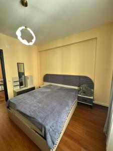 ein Schlafzimmer mit einem großen Bett in einem Zimmer in der Unterkunft Kutaisi Apartment 54 in Kutaissi + 7 Fotos