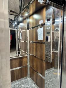 ein Aufzug in einem Zug mit einem Bedienfeld in der Unterkunft Kutaisi Apartment 54 in Kutaissi