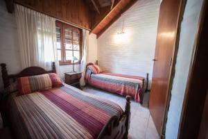 a bedroom with two beds and a window at casa dúplex a 50 metros del mar in Ostende