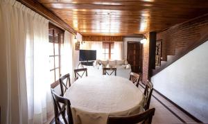 a dining room with a white table and chairs at casa dúplex a 50 metros del mar in Ostende
