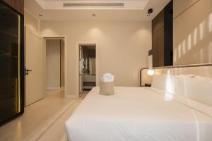 QuaiにあるRozn Place Apartmentsの部屋にある大きな白いベッドのある寝室