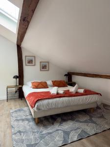 una camera da letto con un letto grande in una stanza di Studio 12 charmant Av Garibaldi - DABNB a Limoges