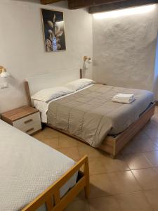 a bedroom with two beds in a room at Il Nido di Poppi in Poppi