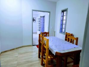 Foto de Casa em Foz do Iguaçu Sobrado 3 quartos ,nós fundos de uma casa Top