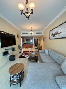 Μια τηλεόραση ή/και κέντρο ψυχαγωγίας στο 1Bed room Apartment Sea View Full Sea View