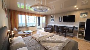 een woonkamer met een bank, een tafel en een televisie bij Leuchtturm in Schönberg