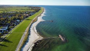 een luchtfoto van een strand en de oceaan bij Leuchtturm in Schönberg