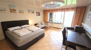 een slaapkamer met een bed en een woonkamer bij Leuchtturm in Schönberg