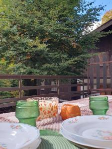 una mesa con platos y sillas en el patio en Casa - La Faggeta, en Subiaco