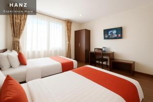 une chambre d'hôtel avec deux lits et un bureau dans l'établissement S79 Crowne Bui Vien, à Hô-Chi-Minh-Ville 13 autres photos