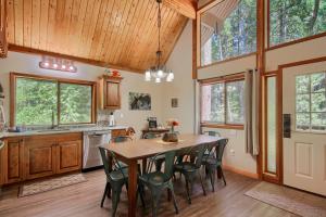 a kitchen and dining room with a table and chairs at 3 Springs Hideout - Family cabin with hot tub in Yosemite in South Wawona