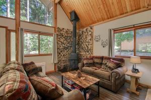 South Wawonaにある3 Springs Hideout - Family cabin with hot tub in Yosemiteのリビングルーム(ソファ2台、コンロ付)