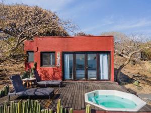 una casa pequeña con bañera de hidromasaje en una terraza en Private 5-Bedroom Compound with Pool Tepoztlán Retreat, en Tepoztlán 32 fotos más