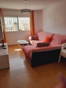 una sala de estar con un sofá y una mesa en APARTAMENTO EL TIMON, en Carboneras 25 fotos más