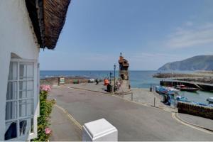 リンマスにあるSeaview 1 Bed Apartment Sleeps 4 - Balcony - Tvの建物から見た桟橋と海の景色
