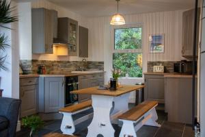 Η κουζίνα ή μικρή κουζίνα στο Lleust +20 φωτογραφίες