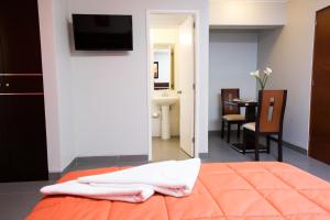 Cama ou camas em um quarto em Mariategui Hotel & Suites