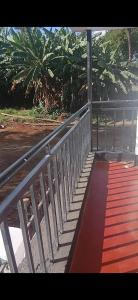 un tappeto rosso appoggiato su un ponte di metallo di Abbey's bnb a Kikuyu Altre 9 foto