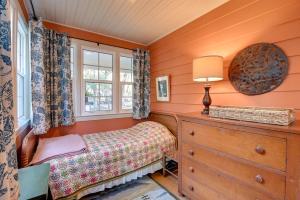 Postel nebo postele na pokoji v ubytování Riverside Cottage Close to Ocean and Myrtle Beach