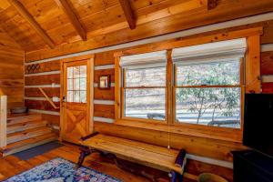 een blokhut met een bankje voor een raam bij Soothing Waters in Vilas