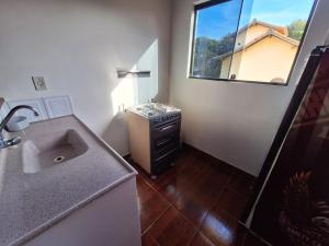 Una pequeña cocina con fregadero y ventana. en Pousada Marina bonita Rasa, en Búzios 56 fotos más